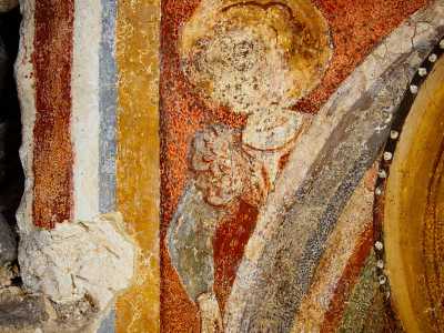 ...oltre ai due piccoli angeli ai suoi lati raffigurati nell�atto di accompagnarla o sorreggerla